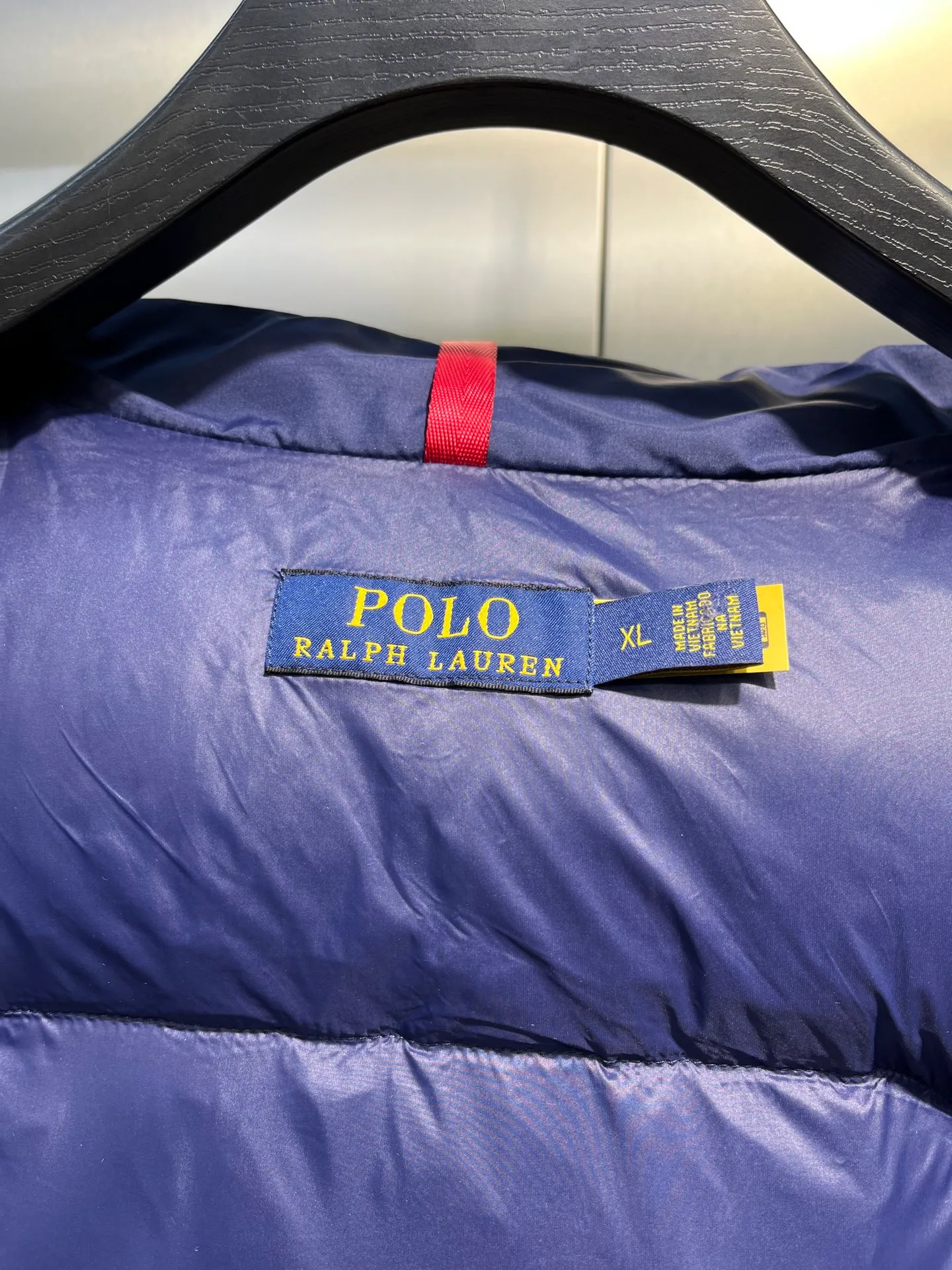 P980 Ralph Lauren polo unisex matte down jacket. Ralph is going crazy this year. The upper body fabric of major internet celebrities has a double-layer shin feel, which is full of weight! It's not as heavy as a regular jacket, and the ordinary cotton material feels really different. This one is super comfortable, soft and stylish, and has a green plaid interior that has a retro movie fashion feel! ✅Original custom-made 40D plaid four-level waterproof fabric, waterproof and anti-static fabric, exclusively using the original single-layer fabric method. The use of single-layer fabric has tested that the fabric and down must meet the standards to prevent velvet running, and ensure the feel and bulkiness. The interior is made of nylon double-layer sealing design, which will not cause any velvet running phenomenon. The adjustable hem with built-in drawstring buckle can prevent wind and cold. ✅ Silhouette jacket The upper body shape is super good, and the LOGO design on the chest is prominent. It is a style highly recommended by foreign bloggers. ✅Original original data layout, coordinated, loose, warm, fashionable, real original internal data, tolerant version. ✅Imported Behringer embroidery machine, custom-made 10,000-needle electric embroidery, using imported No. 7 needles, imported embroidery thread, ensuring that each word is full, three-dimensional and clear, and can be called the most expensive embroidery logo. ✅It is filled with national standard 80% white duck down, which has better thermal insulation performance, is light and not heavy, and has good fluff recovery after compression! ✅RDS certified high-quality 700 high fluffy white duck down filling ✅The zipper is customized from the Yoshida RL factory, with clear engravings and perfect and smooth texture ✅Accessories and buttons are all developed using the original version The fit is loose but not baggy. The size is just right and not picky. The dropped shoulder design modifies the shoulders without making them look bulky. This silhouette is a style that will never go out of style. The upper body is also very durable and recognizable. The loose and reasonable fit can be worn by both men and women. It is easy to create a clean and refreshing youthful look. Size: S M L XL XXL